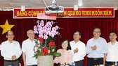 Đoàn lãnh đạo Ban Tuyên giáo Thành ủy TPHCM chúc mừng Nhà Xuất bản Tổng hợp TPHCM. Ảnh: DŨNG PHƯƠNG