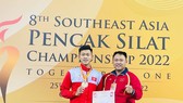 VĐV Nguyễn Tấn Sang (trái) và anh Trần Huỳnh Thanh Quốc, trưởng bộ môn Pencak Silat TPHCM. Ảnh: NGUYỄN ANH