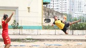 Các VĐV bóng ném bãi biển nam Việt Nam tích cực tập luyện chuẩn bị cho SEA Games 31. Ảnh: NGUYỄN ANH