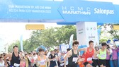 Các VĐV ở cự ly 5km bắt đầu đường đua tại Salonpas HCMC Marathon 2022. Ảnh: NGUYỄN ANH