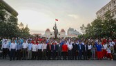Lãnh đạo TPHCM cùng các thành viên của đoàn thể thao Việt Nam (khu vực phía Nam) chụp ảnh lưu niệm tại tượng đài Chủ tịch Hồ Chí Minh. Ảnh: DŨNG PHƯƠNG