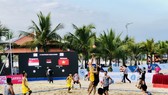 Đội tuyển bóng ném bãi biển nam Việt Nam (áo vàng, xanh) giành chiến thắng mở màn cho đoàn thể thao Việt Nam tại SEA Games 31. Ảnh: NGHĨA HIẾU