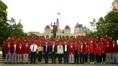 Lãnh đạo TPHCM cùng các thành viên của đoàn thể thao thành phố chụp ảnh lưu niệm tại tượng đài Chủ tịch Hồ Chí Minh. Ảnh: DŨNG PHƯƠNG