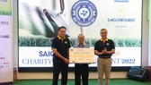 Ông Trần Hữu Tâm – Phó Chủ tịch Hội Bảo trợ Bệnh nhân nghèo TPHCM (giữa) đã thay mặt nhận bảng biểu quỹ học bổng do Saigontourist Group trao tặng. Ảnh: NGUYỄN ANH