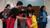 Thành viên CLB Thái Cực Đông Gia trao quà tặng đến các bệnh nhi tại Bệnh viện Nhi đồng 2