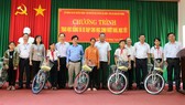 Báo SGGP trong một lần trao học bổng và xe đạp cho học sinh nghèo và học sinh đồng bào dân tộc tại huyện Lộc Ninh (tỉnh Bình Phước)