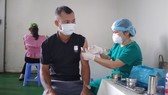 Người dân ở TP Đồng Xoài tiêm vaccine phòng chống dịch Covid-19.