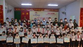 Nguyên Phó Thủ tướng Thường trực Trương Hòa Bình tặng quà học sinh, sinh viên dân tộc vùng biên giới Bình Phước