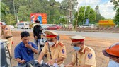 Cảnh sát giao thông tỉnh Đồng Nai lập biên bản xử lý vi phạm của tài xế trên Quốc lộ 1