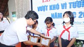 Báo Đồng Nai trao 50 suất học bổng cho học sinh nghèo vượt khó
