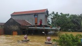 Quảng Bình: Huyện Lệ Thủy ngập sâu trong nước, người dân lên nóc nhà chờ cứu trợ