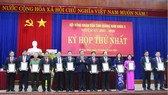 Ông Phan Việt Cường, Bí thư Tỉnh ủy Quảng Nam, trao Giấy chứng nhận đại biểu HĐND tỉnh khóa X, nhiệm kỳ 2021 - 2026 cho các đại biểu trúng cử