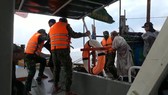Chìm tàu, 5 ngư dân đang bơi trên biển được cứu kịp thời