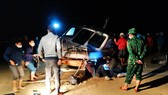 Lực lượng chức năng khám nghiệm chiếc ca nô gặp nạn trong đêm 27 rạng sáng 28-2