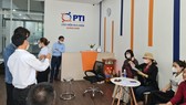 Nhóm khách hàng đã đi hơn 100km xuống trụ sở PTI Quảng Nam để đòi quyền lợi