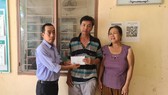 Lãnh đạo xã Tiên Phong trao tiền của bạn đọc Báo SGGP cho cha và mẹ của cháu Thu Chi