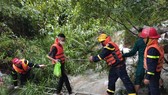 Lực lượng cứu hộ bác thang giải cứu nhóm du khách bị mắc kẹt