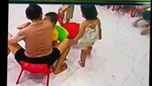 Cảnh cô giáo mầm non hất cùi chỏ vào mặt trẻ. Ảnh chụp màn hình