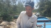 Ngư dân Phan Văn Vương đưa cá thể rùa về lại biển
