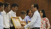 Ông Võ Văn Hưng, Chủ tịch UBND tỉnh Quảng Trị trao tặng danh hiệu Bà Mẹ Việt Nam Anh hùng cho thân nhân các Mẹ Việt Nam Anh hùng