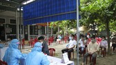 Người dân tại khu vực phường 5 (thành phố Đông Hà, tỉnh Quảng Trị) được tiến hành xét nghiệm nhanh