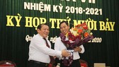 Ông Nguyễn Đăng Quang (phía phải) được bầu làm Chủ tịch Hội đồng Nhân dân tỉnh Quảng Trị