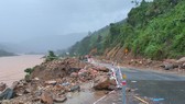 Nhiều đoạn trên tuyến Quốc lộ 9 (qua xã Đakrông, huyện Đakrông) bị sạt lở nghiêm trọng