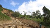 Người dân thấp thỏm sống bên những ngọn đồi chờ sạt lở