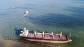 Cận cảnh cứu hộ tàu hàng nước ngoài mắc cạn trên vùng biển Quảng Trị