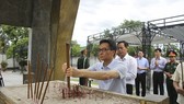Phó Thủ tướng Vũ Đức Đam dâng hương tại Nghĩa trang Liệt sĩ quốc gia Đường 9