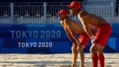 Đội tuyển bóng chuyền bãi biển Tây Ban Nha tập luyện dưới thời tiết nắng nóng tại Tokyo. Ảnh: REUTERS.