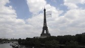 Một lá cờ có kích thước như SVĐ sẽ được kéo lên tháp Eiffel để chào đón Olympic Paris 2024. Ảnh: AP