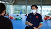 Trưởng đoàn Trần Anh Tú trả lời phỏng vấn vào hôm 12-8. Ảnh: ANH TRẦN