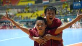 Cựu tuyển thủ Mai Thành Đạt và đội trưởng futsal Việt Nam hiện tại Trần Văn Vũ tham dự World Cup 2016. Ảnh: ANH TRẦN