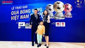 Khổng Đình Hùng và gia đình tham dự sự kiện Gala trao giải thưởng Quả bóng Vàng Việt Nam năm 2020. Ảnh: FBNV