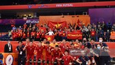 Đội tuyển futsal Việt Nam chụp hình kỷ niệm với người hâm mộ sau khi chia tay Futsal World Cup 2021. Ảnh: GETTY