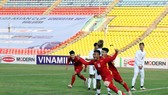 Thanh Minh ăn mừng bàn thắng vào lưới U22 Myanmar. Ảnh: NHẬT ĐOÀN