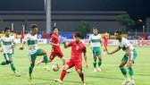 Công Phượng dính chấn thương vào cuối hiệp 1. Ảnh: NHẬT ĐOÀN