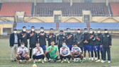 Các cầu thủ Huế đầy hứng khởi nhận phong bao lì xì may mắn từ Trưởng đoàn Trần Quang Sang. Ảnh: HỮU THÀNH