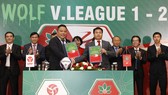 Tổng giám đốc VPF Nguyễn Minh Ngọc ký kết hợp đồng tài trợ mới của V-League với đơn vị tài trợ. Ảnh: MINH HOÀNG