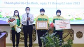 Chủ tịch UBND TPHCM Phan Văn Mãi tặng Bằng khen cho tập thể CLB nữ TPHCM. Ảnh: DŨNG PHƯƠNG