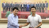 Trần Công Minh (phải) từng giành QBV Việt Nam 1999.