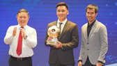 Phó Chủ tịch UBND TPHCM Dương Anh Đức (bên trái) trao Quả bóng Vàng Futsal nam 2021 cho Hồ Văn Ý. Ảnh: DŨNG PHƯƠNG