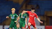 Cao Văn Triền (Sài Gòn FC) nỗ lực đoạt bóng trong trân của Hoàng Đức ở V-Leage 2021. Ảnh: ANH TRẦN