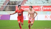 Các cầu thủ CAND đánh bại đội Quảng Nam. Ảnh: QNFC