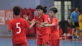 Đội tuyển nữ futsal Việt Nam giành chiến thắng ở trận giao hữu diễn ra vào chiều 7-4 trước trường THPT Lê Thị Hồng Gấm. ẢNH: HỮU THÀNH