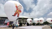 Khinh khí cầu mang hình linh vật Sao La bay thử trước SVĐ quốc gia Mỹ Đình. ẢNH: DŨNG PHƯƠNG