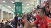Hoàng Xuân Vinh ăn mừng chiến thắng của "đàn em" Hà Minh Thành nội dung 25m súng ngắn bắn nhanh nam. ẢNH: HỮU THÀNH