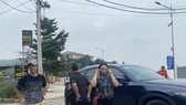 Nhóm CĐV đến từ Thanh Hóa gặp khó khăn khi kiếm tìm khách sạn ở gần sân Phú Thọ. ẢNH: HỮU THÀNH