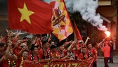 Bầu không khí cuồng nhiệt được VĐV Việt Nam tạo ra trước trận bán kết SEA Games 31 giữa U23 Việt Nam - U23 Malaysia. ẢNH: DŨNG PHƯƠNG